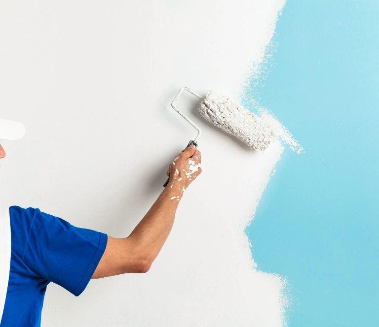 malowanie ściany białą farbą